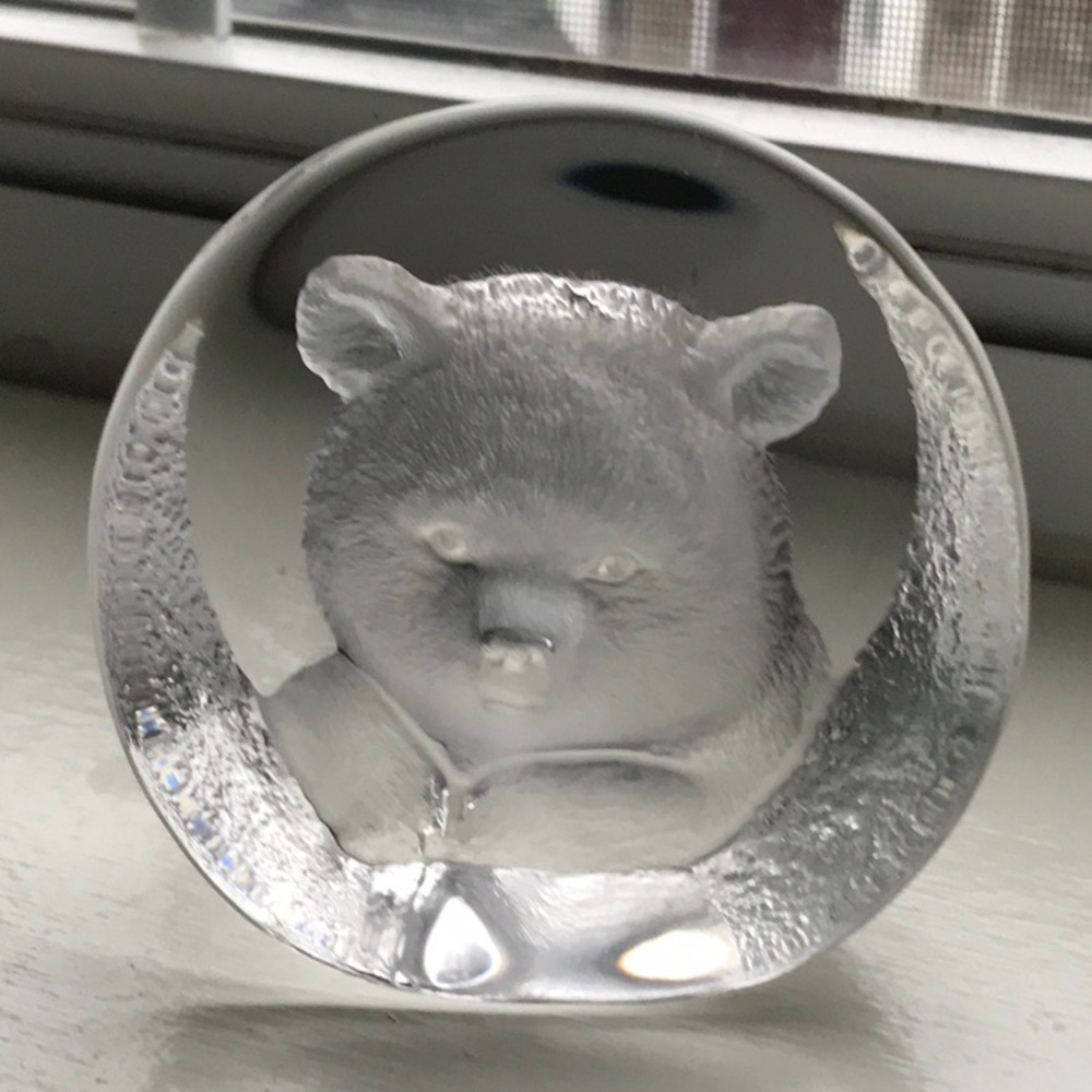 Preowned beautiful crystal Mats Jonasson Bear Cub paperweight - Sweden #3332